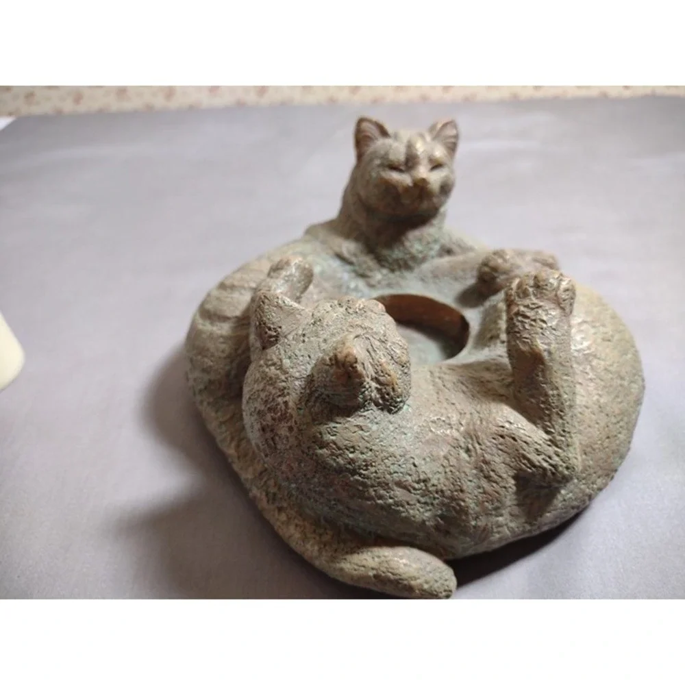 Circle of 2 cats resin candle holder - good condition